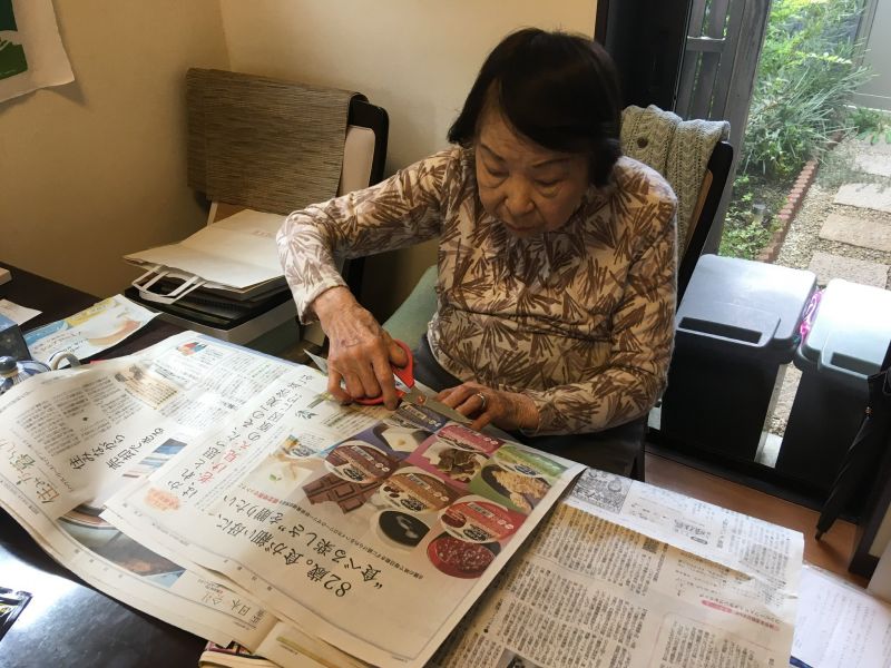 cụ bà xé giấy thành tranh